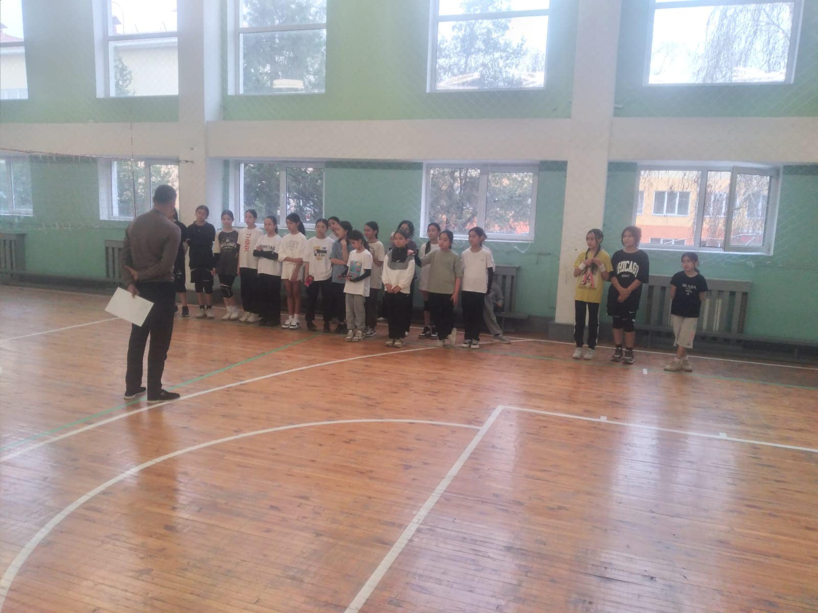 Көктемгі  демалыстың соңғы күндері  А. Розыбақиев атындағы № 153 мектеп- гимназияда оқушылар үшін  волейболдан жарыстар ұйымдастырылды.